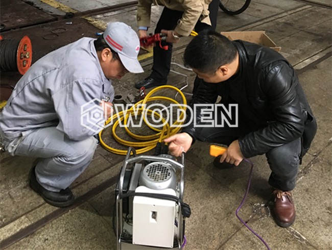 沃頓技術員指導用戶:連接泵站和扳手情景 沃頓技術員指導用戶:連接泵站和扳手情景