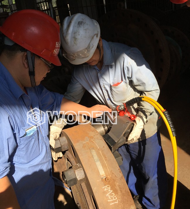 沃頓技術員指導用戶正確使用液壓扳手