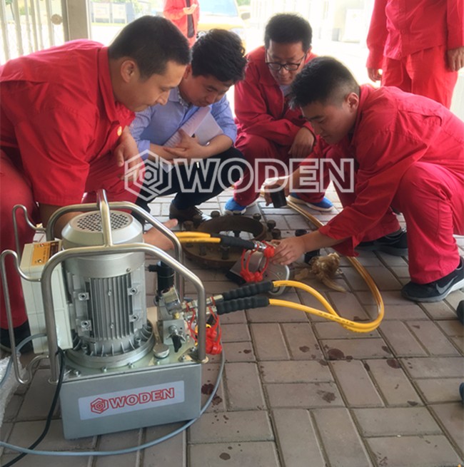 沃頓技術(shù)員使用液壓扳手進(jìn)行同步預(yù)緊情景 沃頓技術(shù)員使用液壓扳手進(jìn)行同步預(yù)緊情景