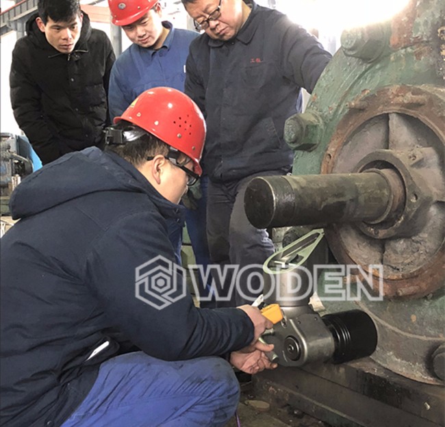 沃頓技術(shù)員對閥門廠用戶進行液壓扳手操作培訓(xùn)