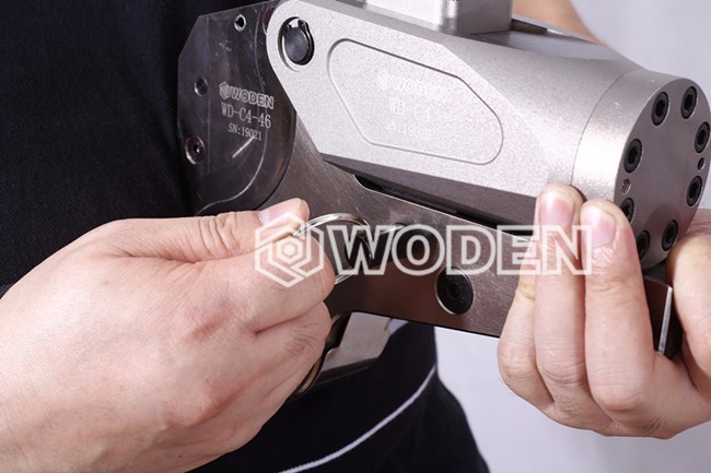 沃頓技術(shù)員正在檢查液壓扳手結(jié)構(gòu)件 沃頓技術(shù)員正在檢查液壓扳手結(jié)構(gòu)件