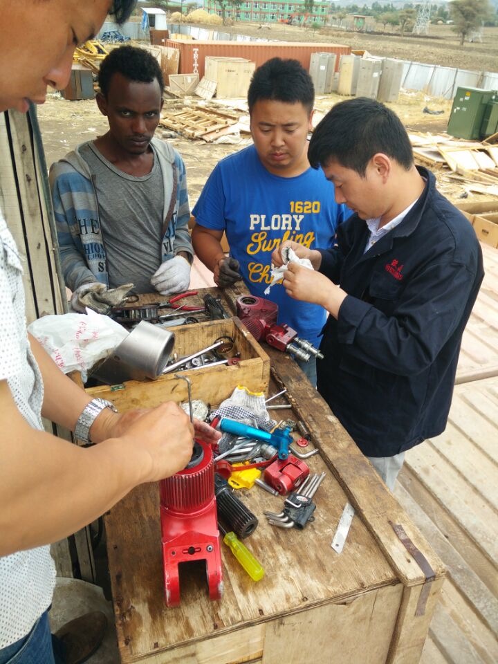 沃頓機械技術人員在非洲現場售后情景